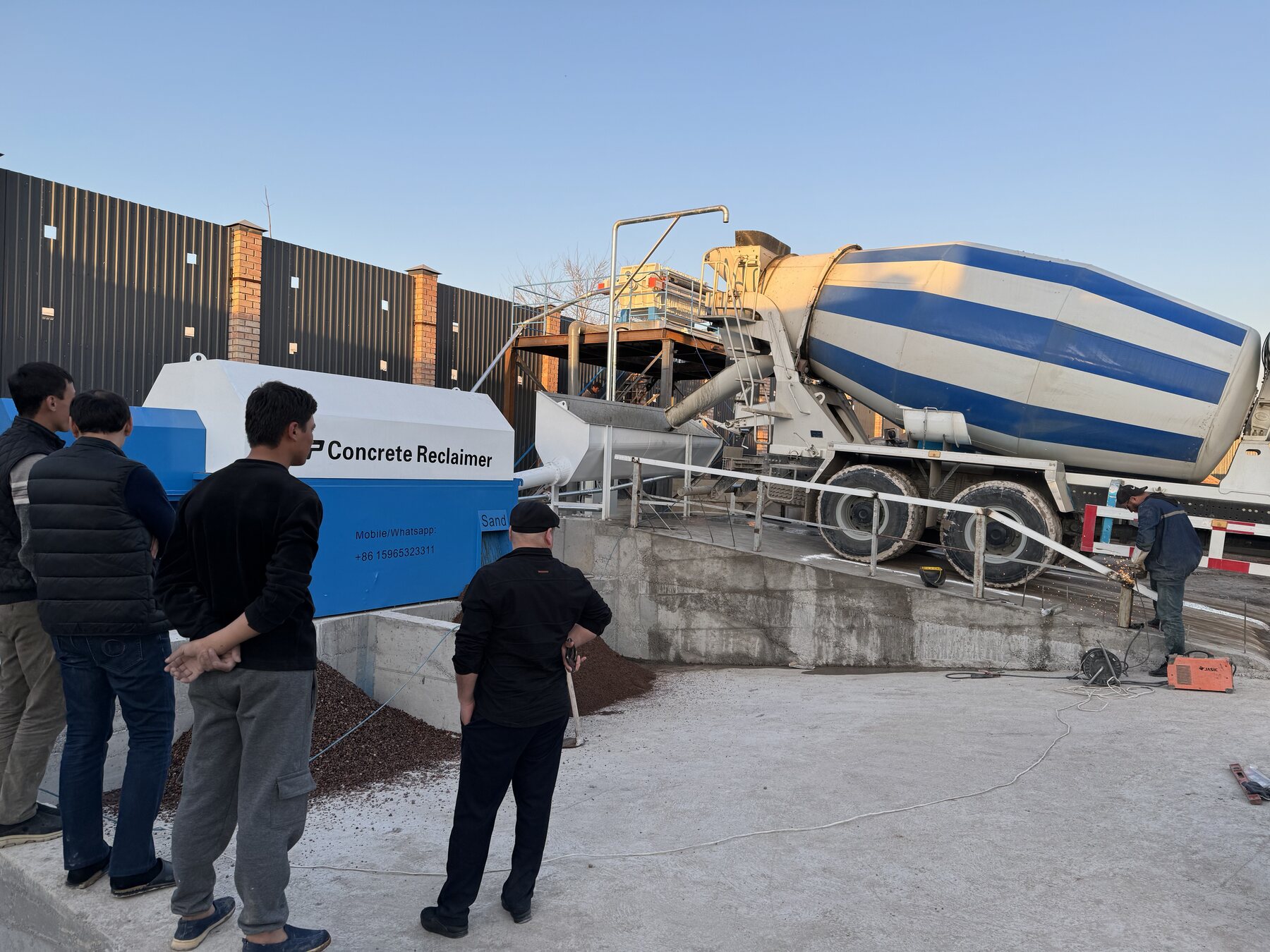 Enpu concrete reclaimer working beside a mixer truck at a customer batching plant